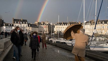 Des promeneurs sous la pluie à Vannes (Morbihan), le 29 décembre 2020. (VALENTINO BELLONI / HANS LUCAS / AFP)