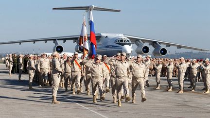 Une cérémonie officielle russe lors du passage de Vladimir Poutine sur la base aérienne&nbsp;Hmeymim, située au sud-est de Lattaquié (Syrie), le 11 décembre 2017. (KREMLIN PRESS OFFICE / ANADOLU AGENCY / AFP)