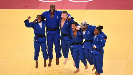 L'équipe de France de judo championne olympique par équipe lors des Jeux olympiques de Tokyo 2020. (MILLEREAU PHILIPPE / AFP)