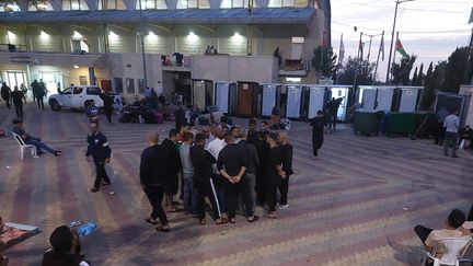 Plusieurs centaines de travailleurs gazaouis ont été transférés dans ce complexe sportif de Ramallah après l'attaque du Hamas. Tous veulent repartir chez eux à Gaza pour retrouver leur famille. (Photo du 5 novembre 2023. (VALERIE CROVA / RADIO FRANCE)