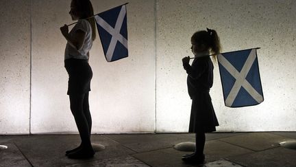 Deux jeunes filles avec le drapeau &eacute;cossais (18 septembre 2014) (LESLEY MARTIN / AFP)