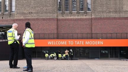 Des agents de sécurité et des policiers devant le Tate Modern à Londres (Angleterre) après qu'un touriste français&nbsp;de 6 ans soit tombé du 10e étage du musée, le 4 août 2019.&nbsp; (DANIEL SORABJI / AFP)