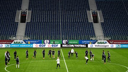 L'équipe de France à l'entraînement, le 26 mars 2018, au stade&nbsp;Krestovski de Saint-Pétersbourg, en Russie, avant le match amical mardi soir contre le pays-hôte du Mondial 2018. (FRANCK FIFE / AFP)