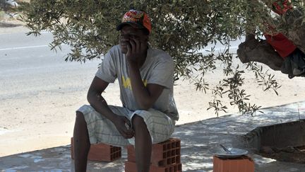 Un migrant subsaharien recueilli par le Croissant rouge tunisien dans le port de Zarzis (sud-est), le 4 mai 2015. (FETHI BELAID / AFP)