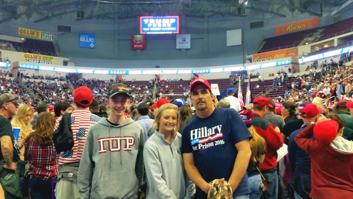 George, supporter de Donald Trump, est venu voir son candidat avec ses deux enfants, à Hershey (Pennsylvanie) le vendredi 4 novembre 2016. (FRANCEINFO / Benjamin Illy)