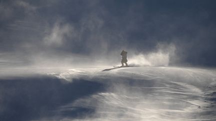 Les pentes où devait se dérouler l'épreuve du slalom géant féminin des Jeux olympiques de Pyeongchang, lundi 12 février, finalement reportée à jeudi à cause du vent. (MARTIN BERNETTI / AFP)