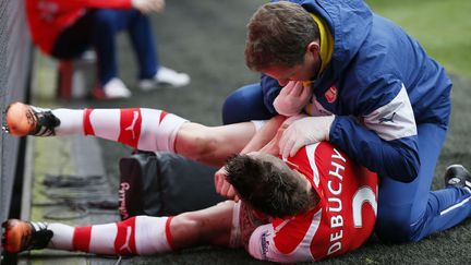 Mathieu Debuchy, le latéral droit d'Arsenal, s'est blessé face à Stoke City. (ALASTAIR GRANT/AP/SIPA / AP)