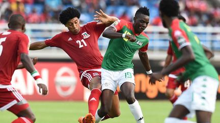 Ivan Esono (Guinée Equatoriale) et Bertrand Traore (Burkina Faso) (CARL DE SOUZA / AFP)