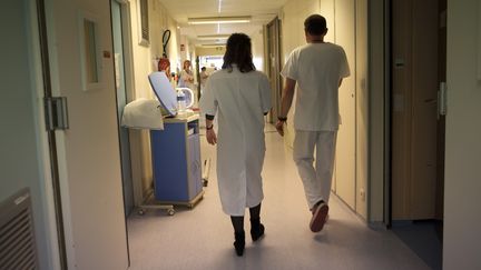 Un syndicat d'infirmiers d&eacute;nonce, lundi 13 octobre, "l'omerta" des pouvoirs publics fran&ccedil;ais sur le virus Ebola. (AMELIE-BENOIST / BSIP / AFP)