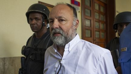 Le Français Christophe Naudin est escorté dans les couloirs du palais de justice de Saint-Domingue (République dominicaine), le 8 mars 2016. (ERIKA SANTELICES / AFP)