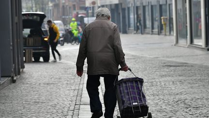 Une personne âgée dans une rue de Lille (Nord), le 20 avril 2021. (MAXPPP)