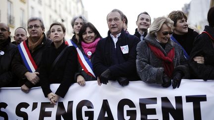 Parmi eux, le maire de Paris Bertrand Delano&euml;&nbsp;(au centre) et son adjointe Anne Hidalgo (au centre). Le patron du parti communiste, Pierre Laurent (&agrave; gauche), &eacute;tait &eacute;galement pr&eacute;sent. (LIONEL BONAVENTURE / AFP)