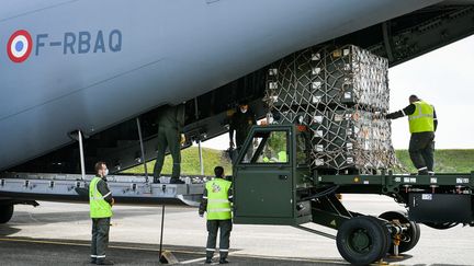 3 mars 2022, base aérienne 702 d'Avord, dans le Cher. Chargement de dix tonnes de munitions dans un avion militaire Airbus A400M, à destination des soldats français à Constanta, sur la base aérienne avancée de l'Otan en Roumanie. (Illustration) (PIERRICK DELOBELLE / MAXPPP)