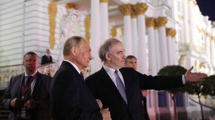 Le chef d'orchestre Valery Gergiev avec Vladimir Poutine en 2018. (MIKHAEL KLIMENTYEV / SPUTNIK via AFP)