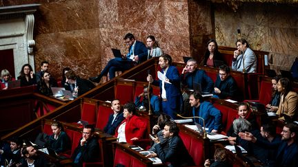 Thomas Portes, au micro de l'Assemblée nationale, entouré de plusieurs députés insoumis dans l'hémicycle, le 10 février 2023. (AMAURY CORNU / HANS LUCAS)