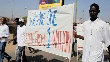 A Juba, le 9 janvier 2012, jour anniversaire de l’indépendance: manifestation appelant à la fin des violences au Soudan du Sud, notamment dans la région de Jonglei, où des attaques tribales ont  fait plus de 1.100 morts en 2011. ( AFP PHOTO/HANNAH McNEISH)