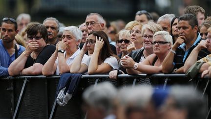 Des personnes assistent le 28 juillet 2016 à l'hommage du prêtre Jacques Hamel, assassiné deux jours plus tôt dans l'attentat perpetré à Saint-Etienne-du-Rouvray (Seine-Maritime). (CHARLY TRIBALLEAU / AFP)