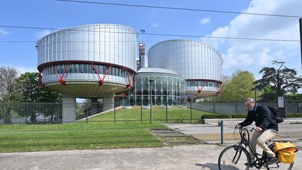 Vue extérieure de la Cour européenne des droits de l'Homme à Strasbourg, le 27 avril 2022. (MUSTAFA YALCIN / ANADOLU AGENCY / AFP)