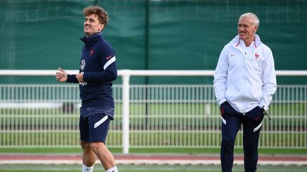 Antoine Griezmann (à gauche) et Didier Deschamps (à droite) lors d'un entraînement de l'équipe de France, le 4 octobre 2021. (FRANCK FIFE / AFP)