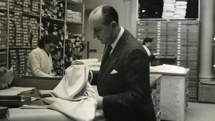 Christian Dior choisit un tissu (Association Willy Maywald / ADAGP, Paris 2020)