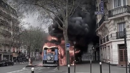 La RATP a retiré 150 bus électriques de la circulation&nbsp;à Paris,&nbsp;après un nouvel accident suspect, vendredi 29 avril.&nbsp; (FRANCE 2)