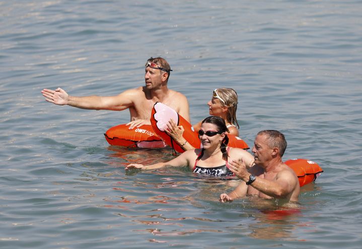 Visite de la ministre&nbsp;déléguée, chargée des&nbsp;sports, Roxana Maracineanu à Antibes,&nbsp;le 31 juillet 2020, pour assister à une démonstration de sauvetage, avec Alain Bernard, champion olympique de natation et Alice Modolo, vice-championne du monde d'apnée.&nbsp; (DYLAN MEIFFRET / MAXPPP)