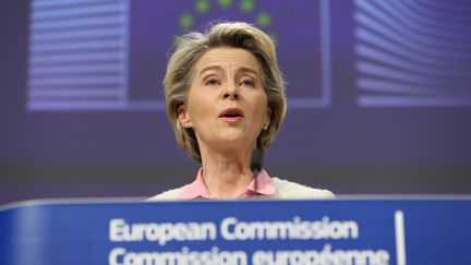 La présidente de la Commission européenne, Ursula von der Leyen,&nbsp;annonce lors d'une conférence de presse à Bruxelles, avoir trouvé un accord avec le Royaume-Uni, le 24 décembre 2020. (DURSUN AYDEMIR / HANS LUCAS / AFP)