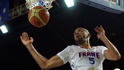 Le basketteur Nicolas Batum marque un panier face &agrave; la Finlande, en match amical, &agrave; Strasbourg (Alsace), le 23 ao&ucirc;t 2014.&nbsp; (PATRICK HERTZOG / AFP)