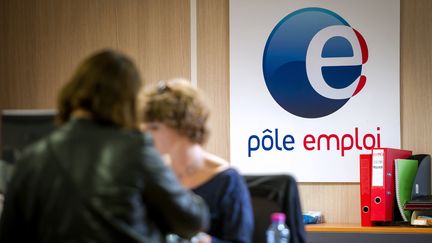 Une femme attend &agrave; l'agence P&ocirc;le emploi d'Armenti&egrave;res (Nord), le 27 ao&ucirc;t 2014. (PHILIPPE HUGUEN / AFP)