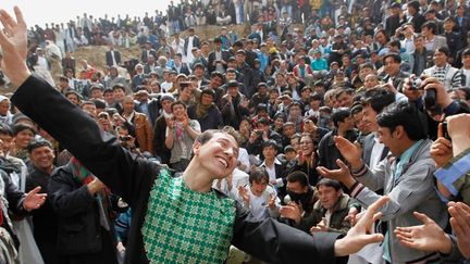 Un homme danse l’Atan, danse traditionnelle afghane.
  (REUTERS/Omar Sobhani)