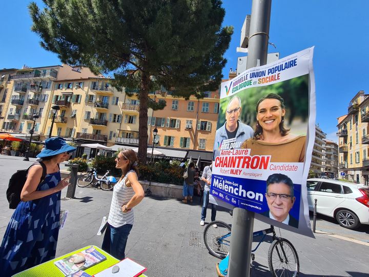 Nupes candidate Anne-Laure Chaintron is campaigning away from this "battle of the rights", preferring contact with voters, as here, in the port district of Nice.  (AUDREY TISON / RADIOFRANCE)