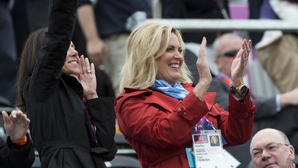 Ann Romney, l'&eacute;pouse du candidat r&eacute;publicain &agrave; l'&eacute;lection pr&eacute;sidentielle am&eacute;ricaine Mitt Romney, encourage son cheval Rafalca durant la finale de l'&eacute;preuve de dressage &agrave; Londres, le 7 ao&ucirc;t 2012. (JOHN MACDOUGALL / AFP)