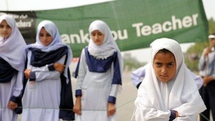 Marche des écoliers pakistanais pour soutenir les professeurs. Islamabad, le 5 octobre 2013. (AFP/Metin Aktas)