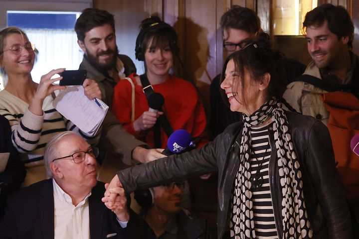 La romancière Brigitte Giraud, lauréate du Goncourt 2022 accueillie par le président de l'Académie au restaurant Drouant, Paris, le 3 novembre 2022 (THOMAS PADILLA/AP/SIPA / SIPA)