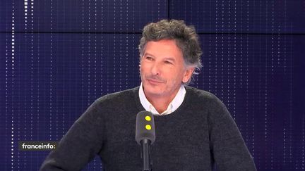 Nicolas Cuche, le réalisateur de la série "Les bracelets rouges", le 11 mars 2019 sur franceinfo. (FRANCEINFO)