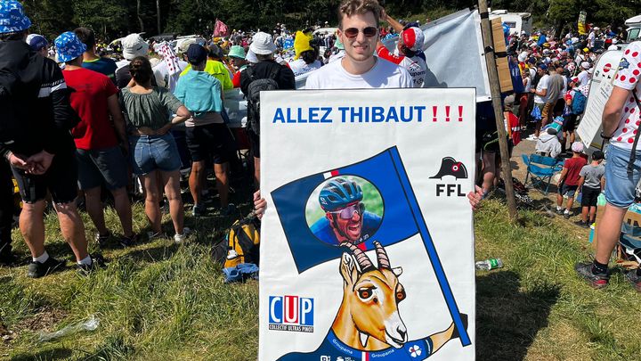 Dans l'éphémère "virage Pinot", situé à deux kilomètres du sommet du Petit Ballon, le Collectif ultra Pinot (CUP), référence au Collectif ultras Paris du PSG, était présent, le 22 juillet 2023 lors de la 20e étape du Tour de France. (THEO GICQUEL / FRANCEINFO: SPORT)