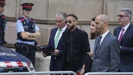 Le Brésilien Neymar à son arrivée au tribunal de Barcelone, le 17 octobre 2022. (JOAN MATEU PARRA / AP / SIPA)