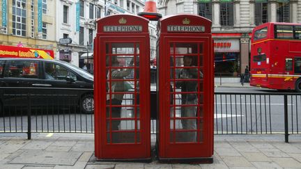 Dessinées en 1935 par Sir&nbsp;Giles Gilbert Scott&nbsp;à l'occasion du jubilé d'argent du roi Georges V, il reste aujourd'hui environ 20 000 de ces "telephon boxes" au Royaume-Uni. (CORSAN OLIVIER / MAXPPP)