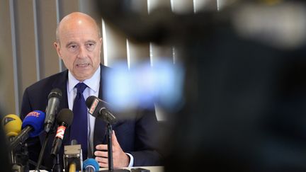 Alain Jupp&eacute; r&eacute;pond aux questions des journalistes, le 27 mai 2014, juste apr&egrave;s l'affaire Bygmalion et la d&eacute;mission de Jean-Fran&ccedil;ois Cop&eacute;.&nbsp; (MEHDI FEDOUACH / AFP)