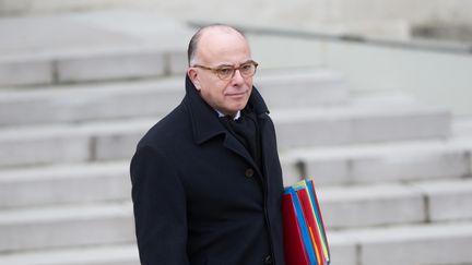 Le Premier ministre Bernard Cazeneuve sort d'une réunion à l'Elysée, le 1er février 2017, à Paris.&nbsp; (YANN BOHAC / CITIZENSIDE / AFP)