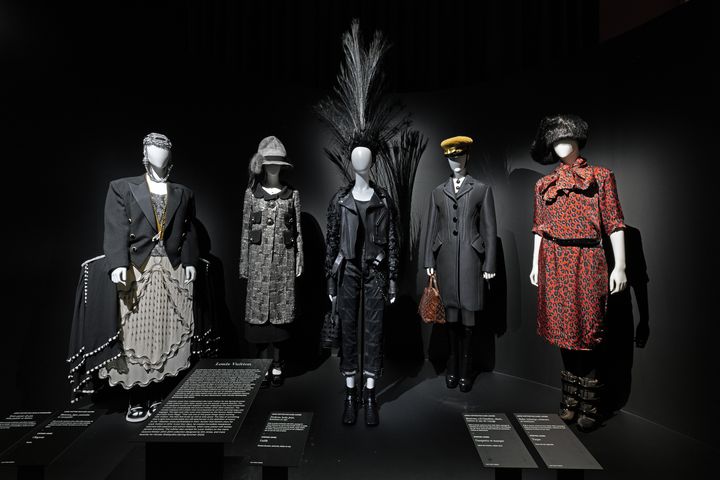 L'exposition "Stephen Jones, chapeaux d'artiste" au Palais Galliera : tenues Louis Vuitton accessoirisées par Stephen Jones, le 17 octobre 2024. (GAUTIER DEBLONDE)