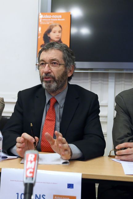 Eric&nbsp;Mouzin&nbsp;à la conférence de presse organisée pour les 10 ans de l'enlèvement de sa fille, le 9 janvier 2013, à Paris entouré de la&nbsp;présidente de l'association Estelle, Sophie Renon, et de son avocat, Didier Seban (à droite). (THOMAS SAMSON / AFP)