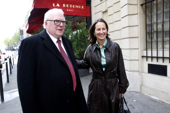 Pierre Mauroy et Ségolène Royal devant la brasserie La Rotonde à Paris, le 22 avril 2008. (JEAN-LUC LUYSSEN / GAMMA-RAPHO)