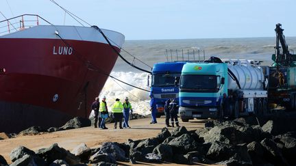 Op&eacute;rations de pompage du carburant de l'&eacute;pave du cargo espagnol, qui s'est &eacute;chou&eacute; &agrave; Anglet (Pyr&eacute;n&eacute;es-Atlantiques), le 7 f&eacute;vrier 2014. (GAIZKA IROZ / AFP)