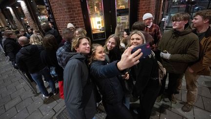 Des&nbsp;clients dans la file d'attente d'une boîte de nuit de Malmö (Suède), le 9 février 2022. (JOHAN NILSSON / TT NEWS AGENCY / TT News Agency via AFP)