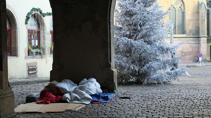 Deux sans-abri dorment sur des carton, dans le centre-ville de Colmar (Haut-Rhin), le 8 décembre 2017. (MAXPPP)