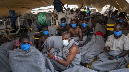 Les migrants qui se trouvaient à bord du navire "Louise Michel" juste après avoir&nbsp;été transférés sur le bateau humanitaire "Sea Watch 4", au large des côtes maltaises, le 29 août 2020. (THOMAS LOHNES / AFP)