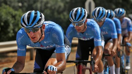 Les coureurs de la formation Israël Start-Up Nation lors de leur préparation au Tour de France, le 13 mai 2020 à Bet Hillel (Israël). (JALAA MAREY / AFP)