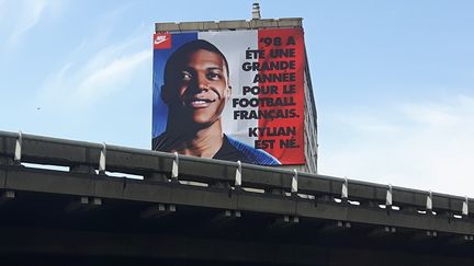 Un nouveau portrait de Kylian Mbappé à l'entrée de Bondy&nbsp;(Seine-Saint-Denis) accroché jeudi 19 juillet. (RADIO FRANCE / RÉMI BRANCATO)