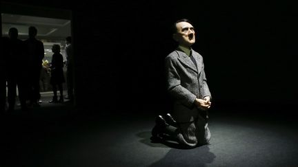 La sculpture "Him", Maurizio Cattelan, représentant Hitler en prière, lors de la présentation à la presse le 29 avril avant  les enchères du 08 mai 2016 à New York chez Christie's
 (KENA BETANCUR / AFP)